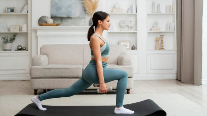 Memanfaatkan Resistance Band dan Dumbbell untuk Otot Lebih Kuat